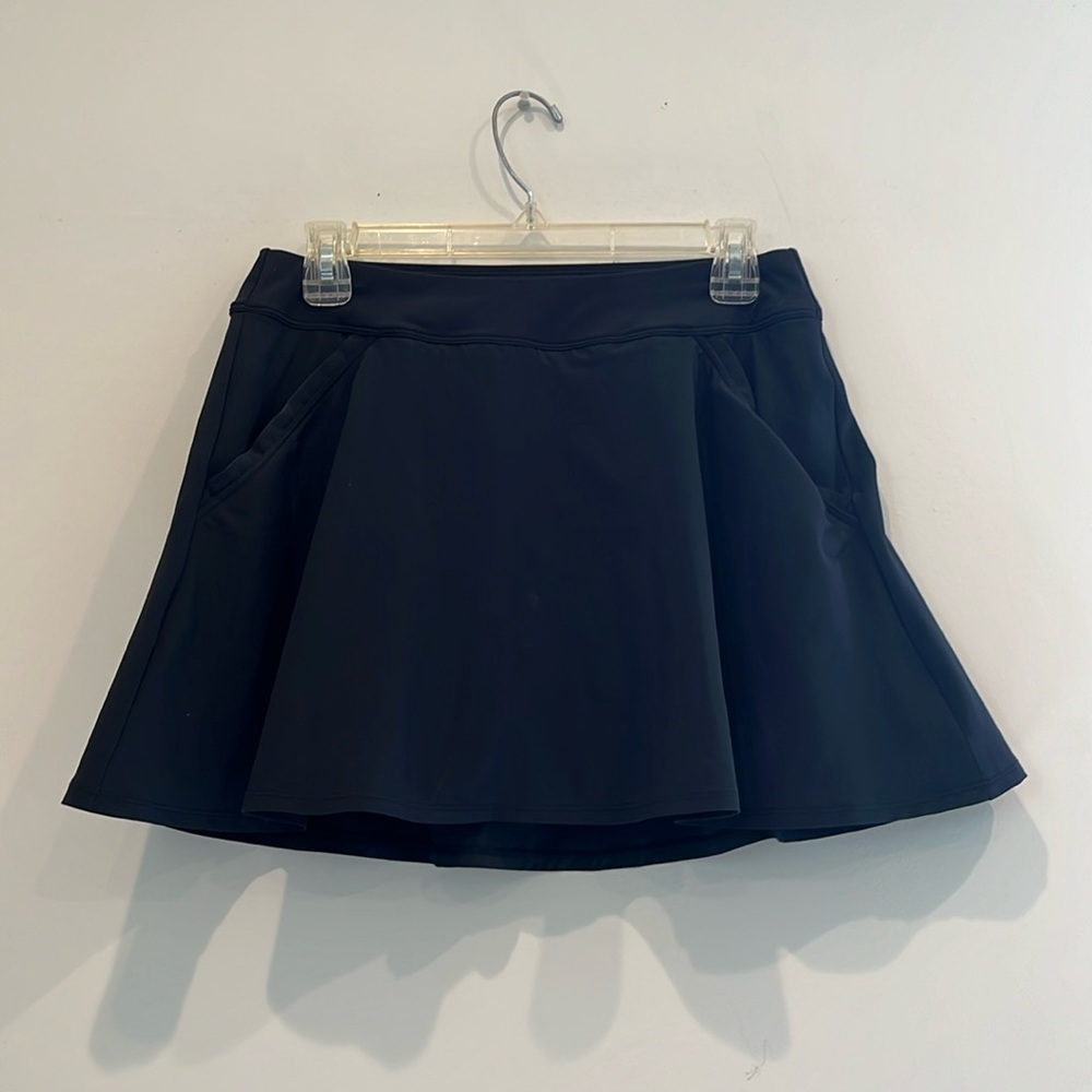 “Under Armor” Size SM Woman’s Skort Fitted Black